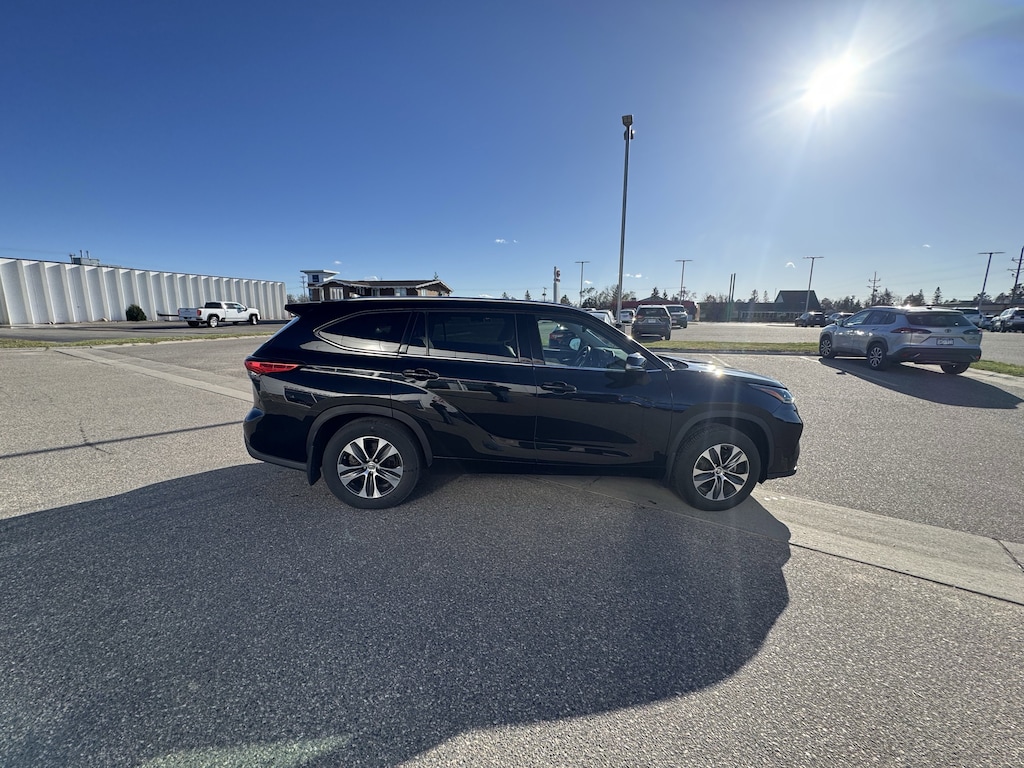 2021 Toyota Highlander XLE photo 4