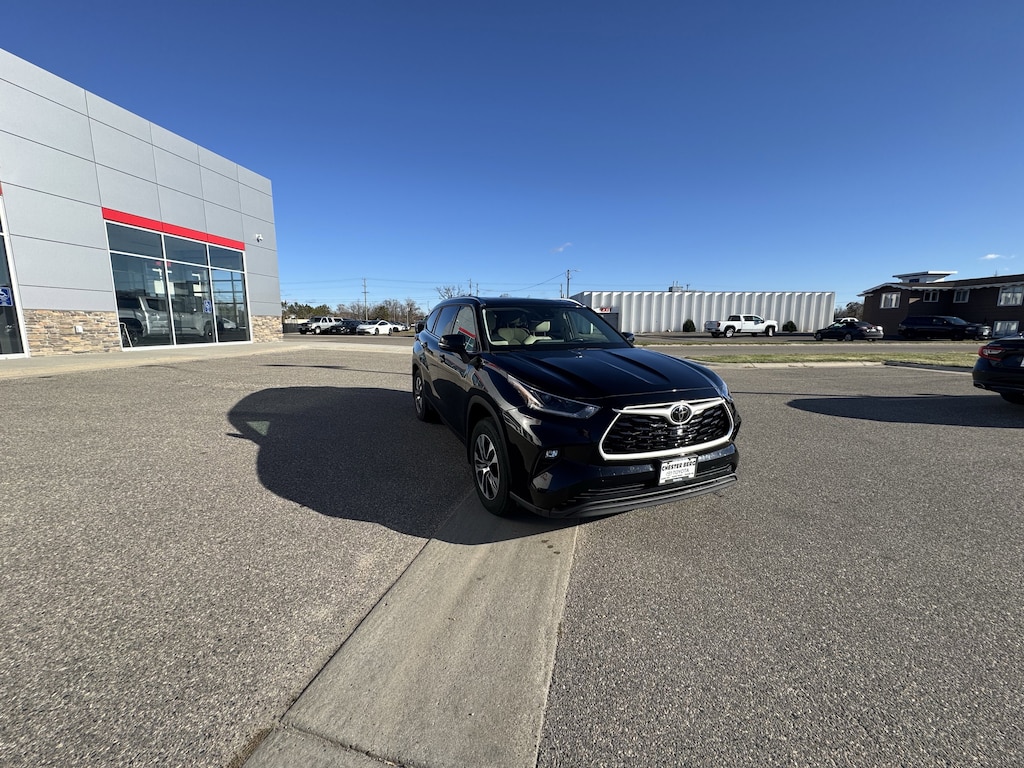 2021 Toyota Highlander XLE photo 3