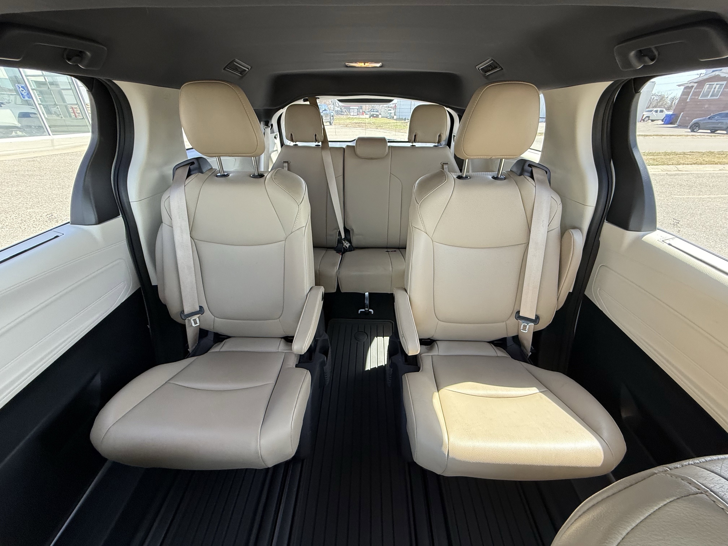 2022 Toyota Sienna XLE - Photo 11
