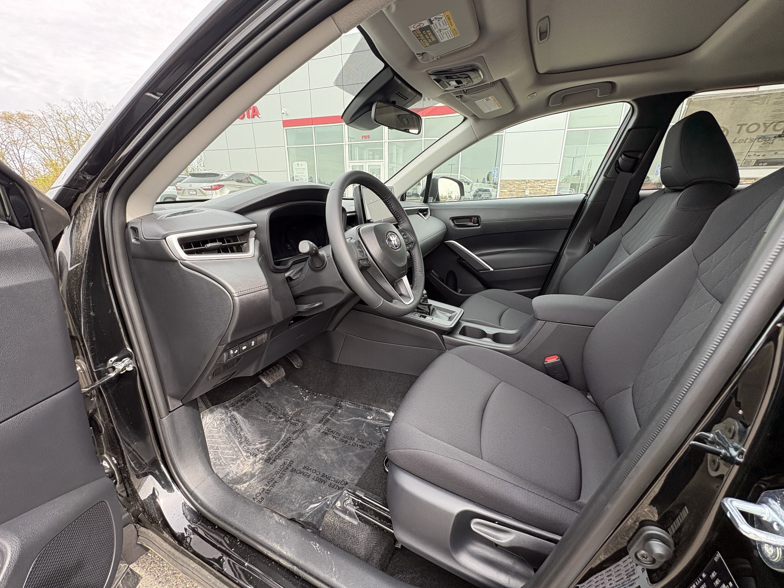 2026 Toyota Corolla Cross LE - Photo 8