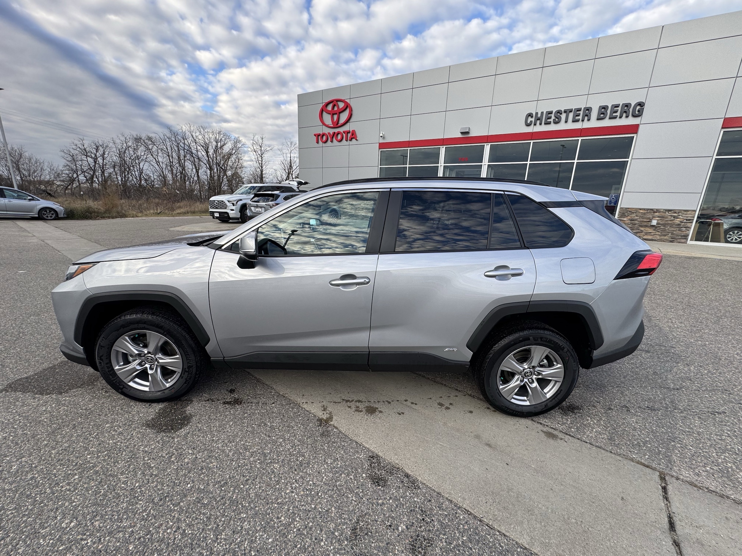 2025 Toyota RAV4 XLE's photo