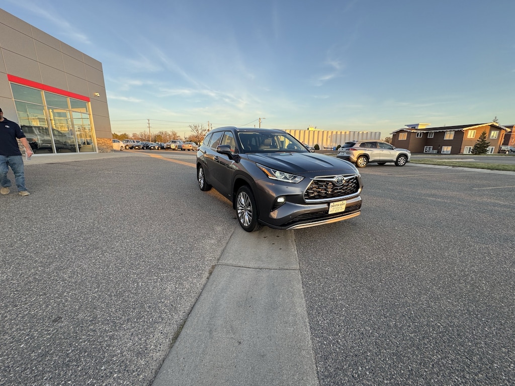 2024 Toyota Highlander Hybrid Platinum photo 3