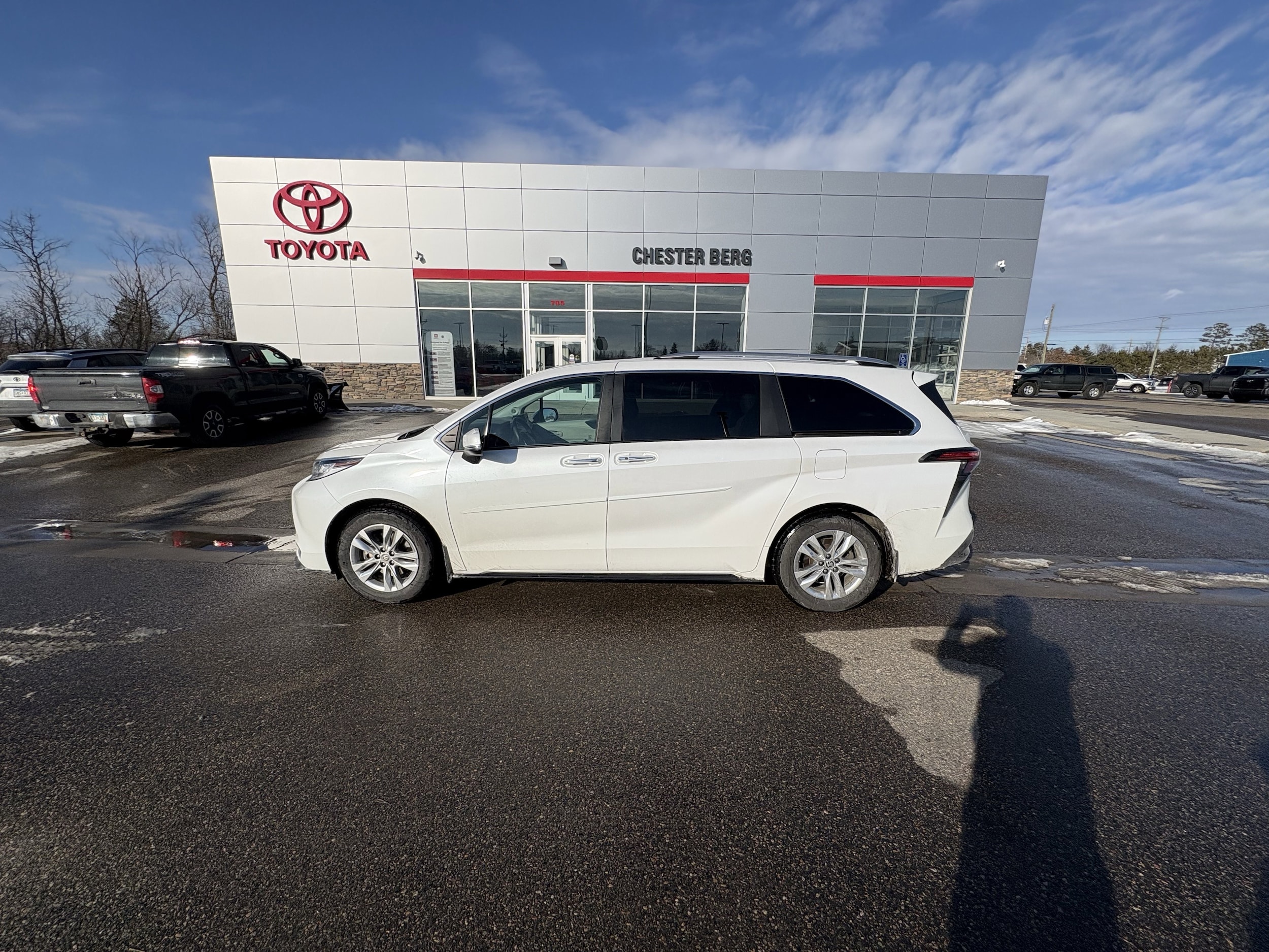 2023 Toyota Sienna Limited 7-Passenger Hybrid AWD's photo