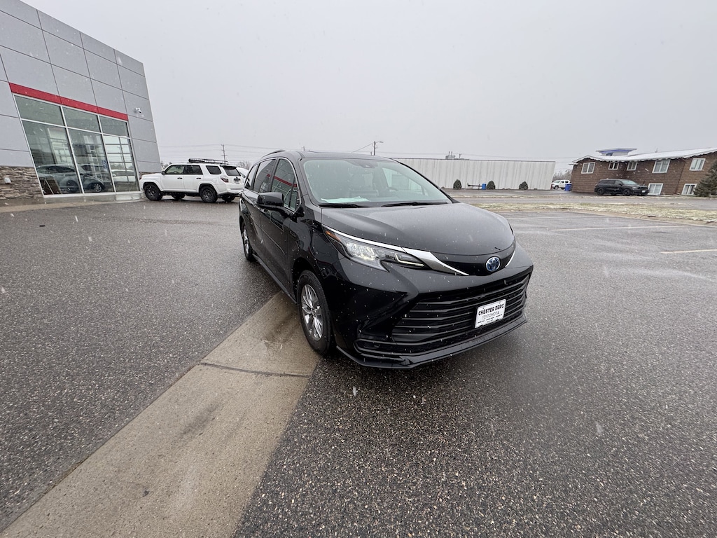 2025 Toyota Sienna LE photo 4