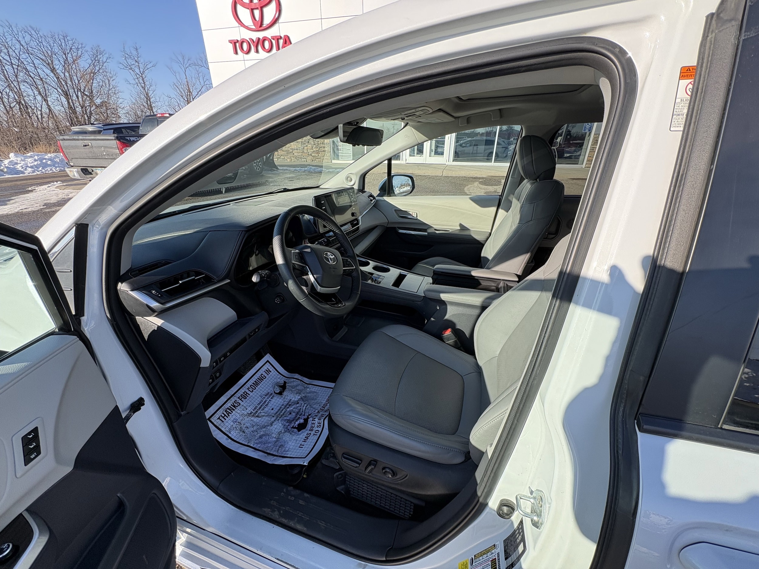 2023 Toyota Sienna Limited - Photo 8
