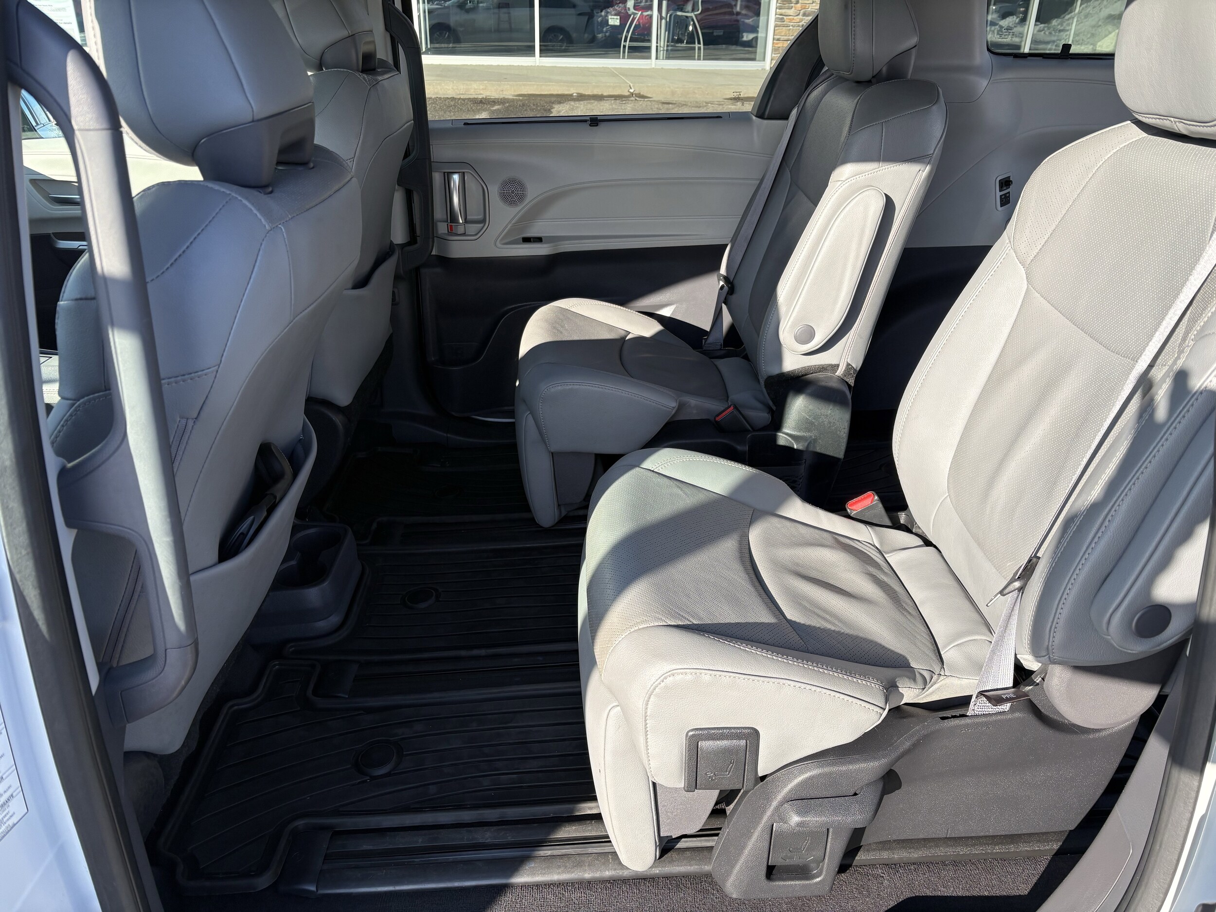 2023 Toyota Sienna Limited - Photo 10