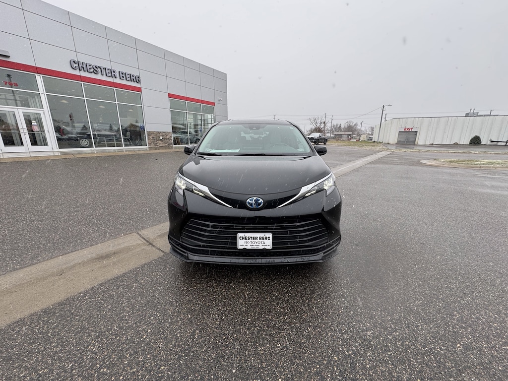 2025 Toyota Sienna LE photo 3