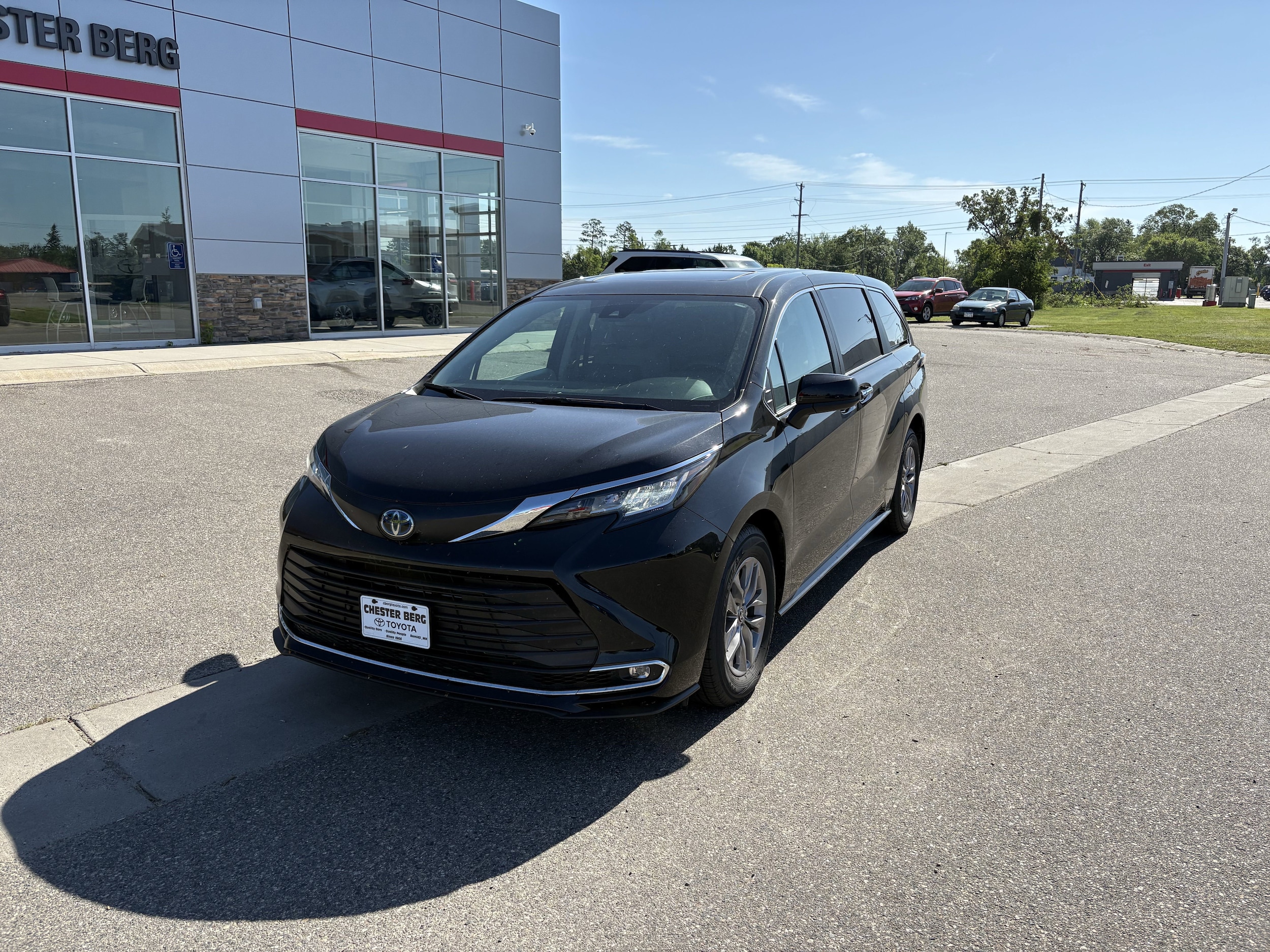 Used 2022 Toyota Sienna XLE with VIN 5TDYSKFC7NS070528 for sale in Bemidji, Minnesota