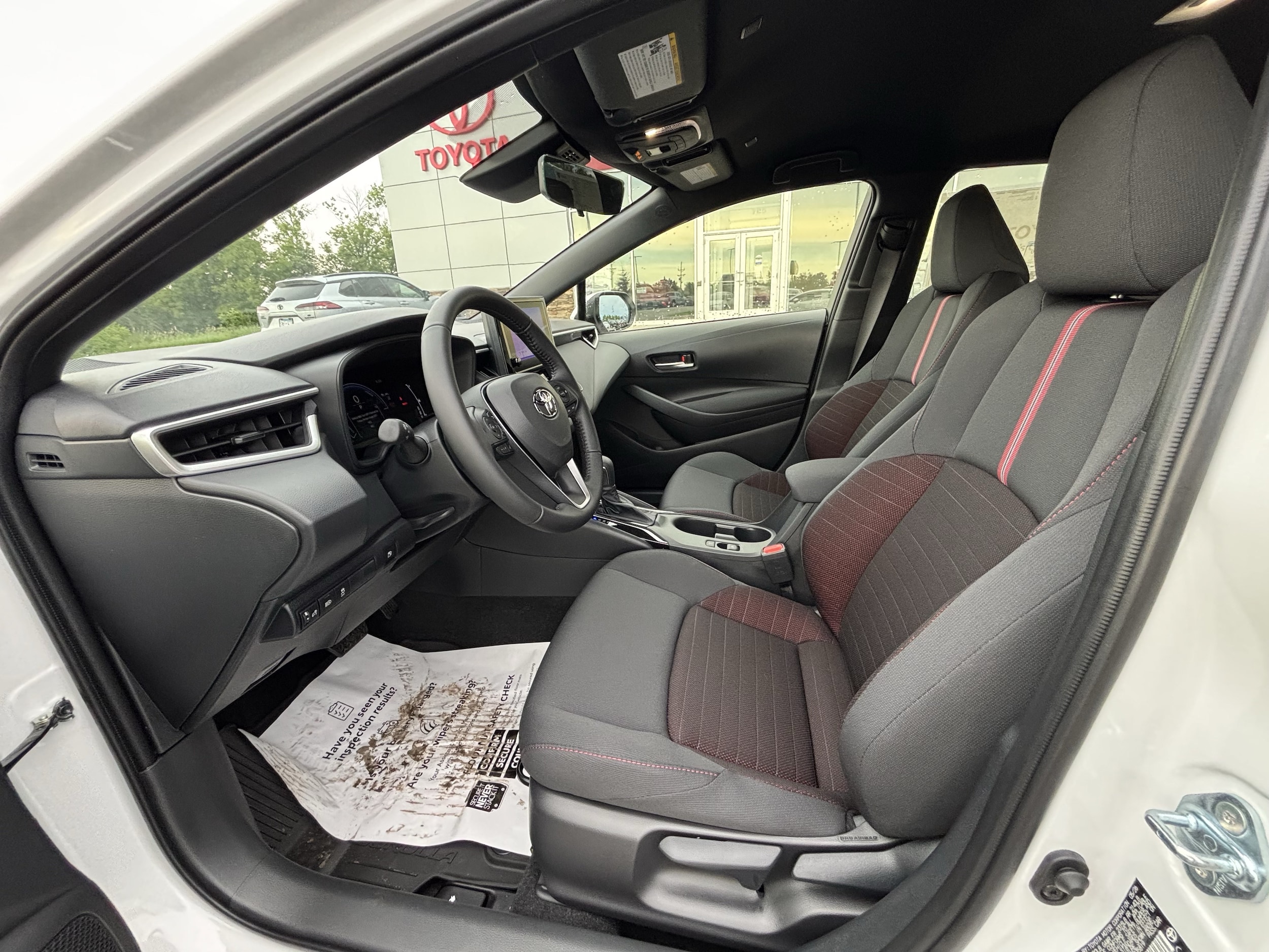 2026 Toyota Corolla SE - Photo 8