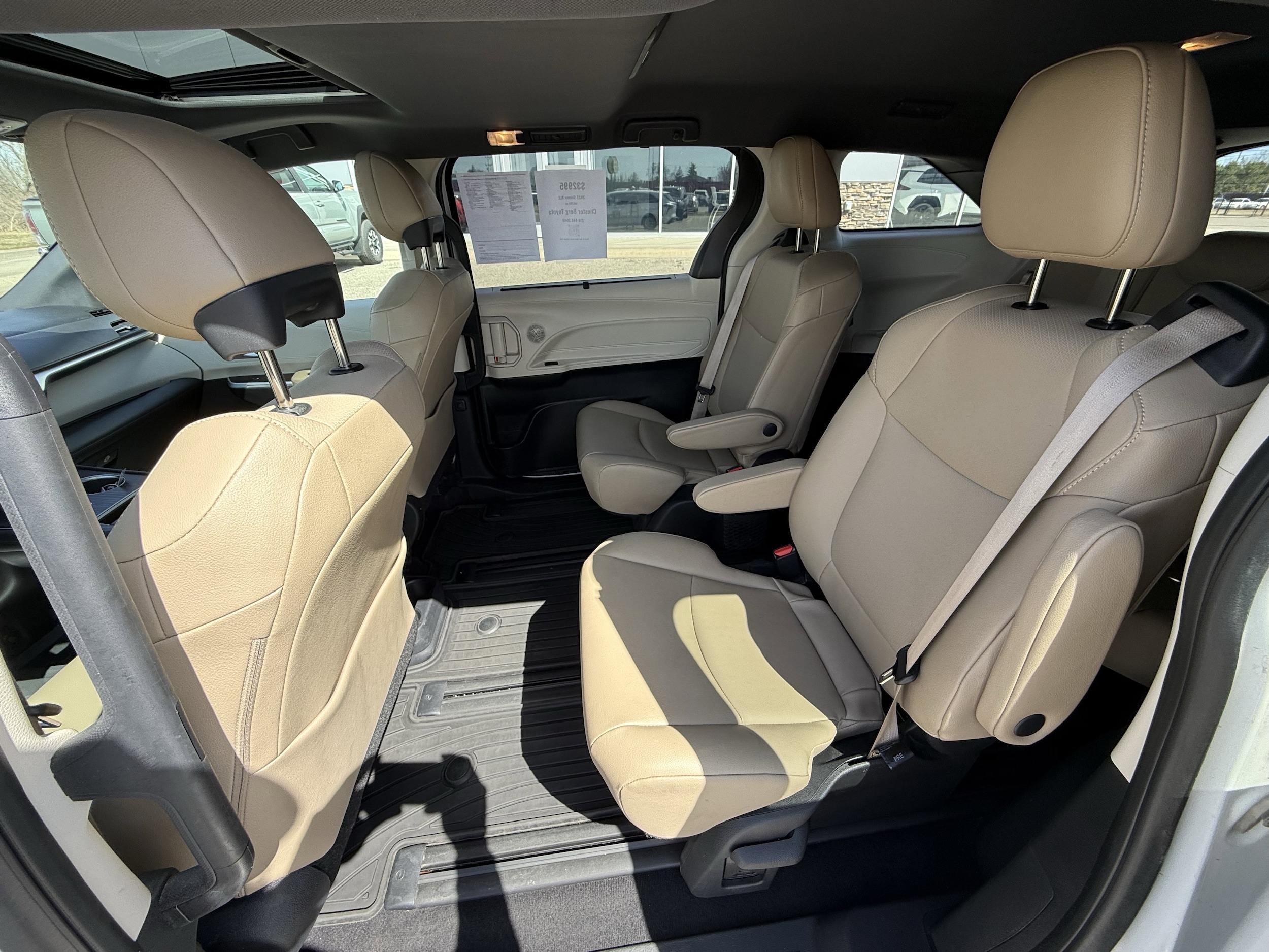 2022 Toyota Sienna XLE - Photo 10