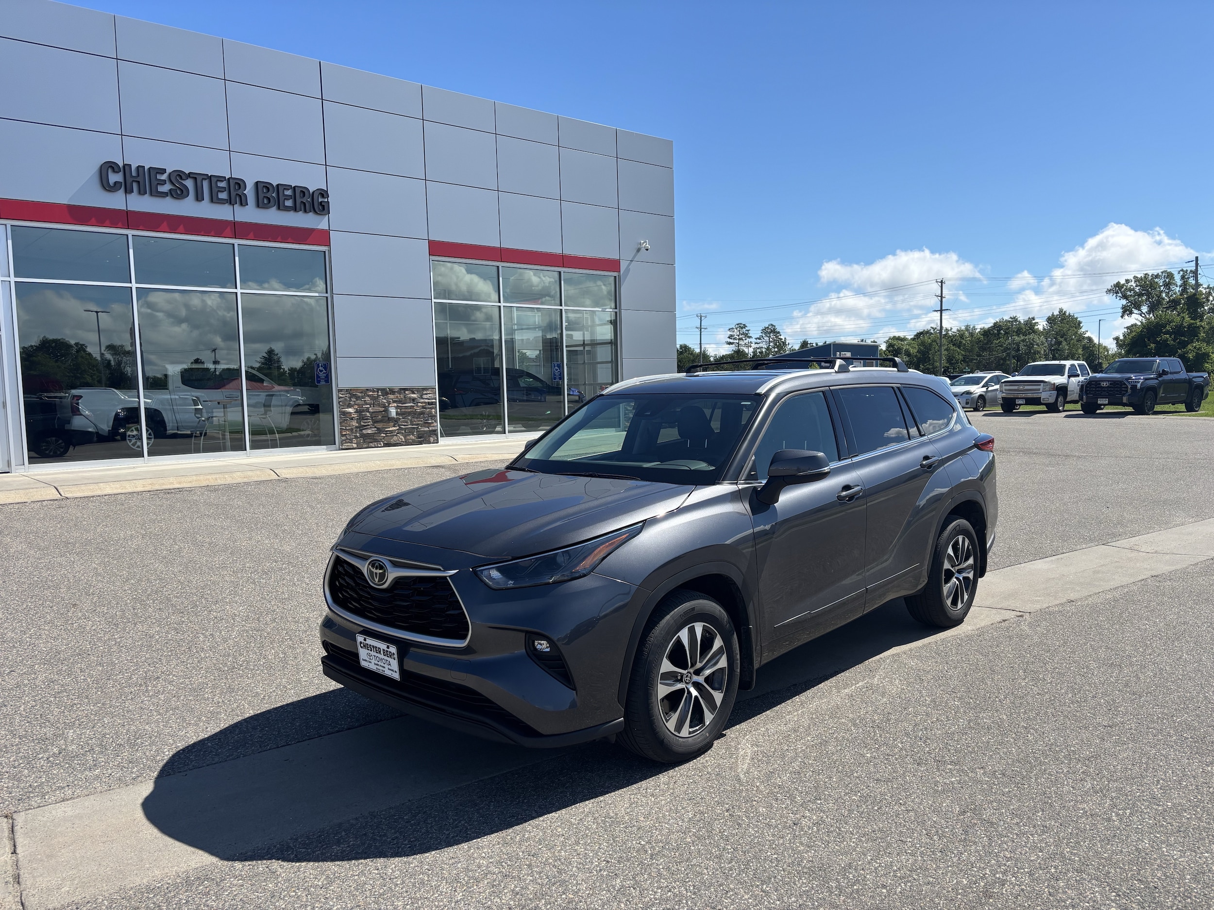 Used 2022 Toyota Highlander XLE with VIN 5TDGZRBH4NS588436 for sale in Bemidji, Minnesota