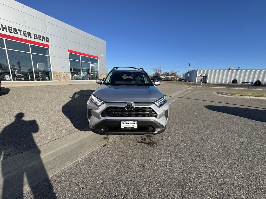 2025 Toyota RAV4 Hybrid XLE photo 2
