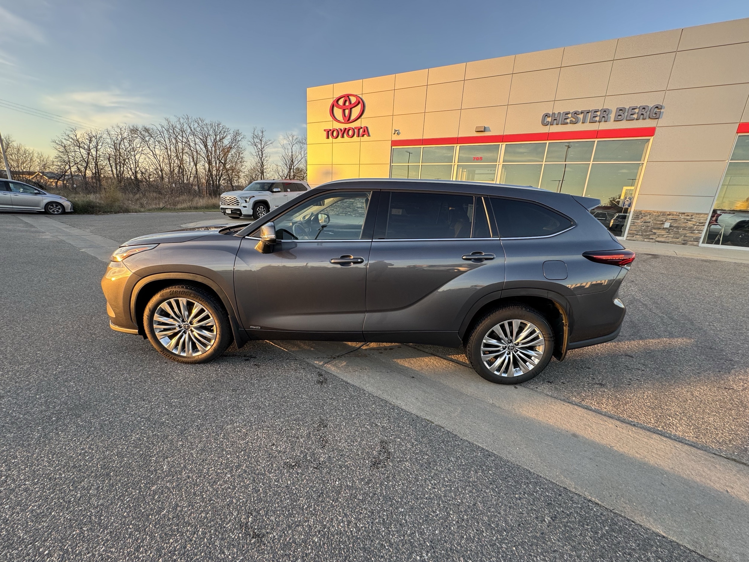 2024 Toyota Highlander Platinum's photo