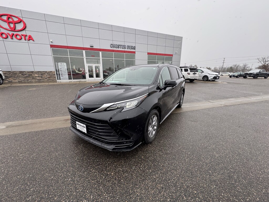 2025 Toyota Sienna LE photo 2