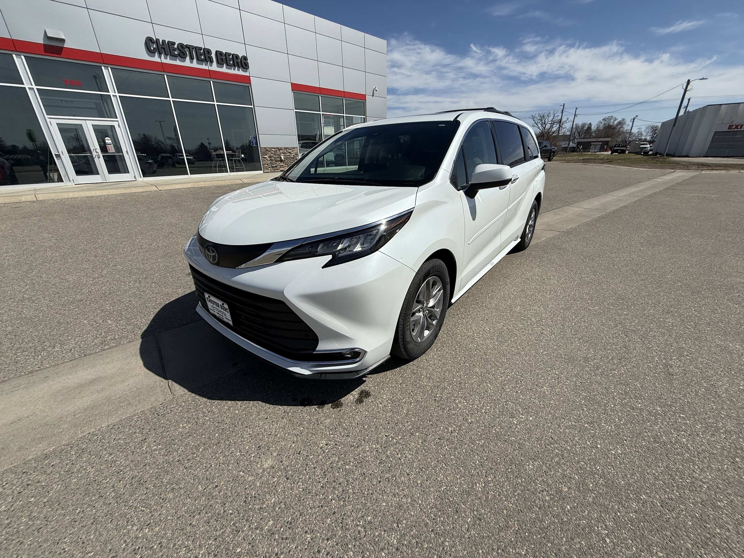 Used 2022 Toyota Sienna XLE with VIN 5TDYSKFC0NS063971 for sale in Bemidji, Minnesota