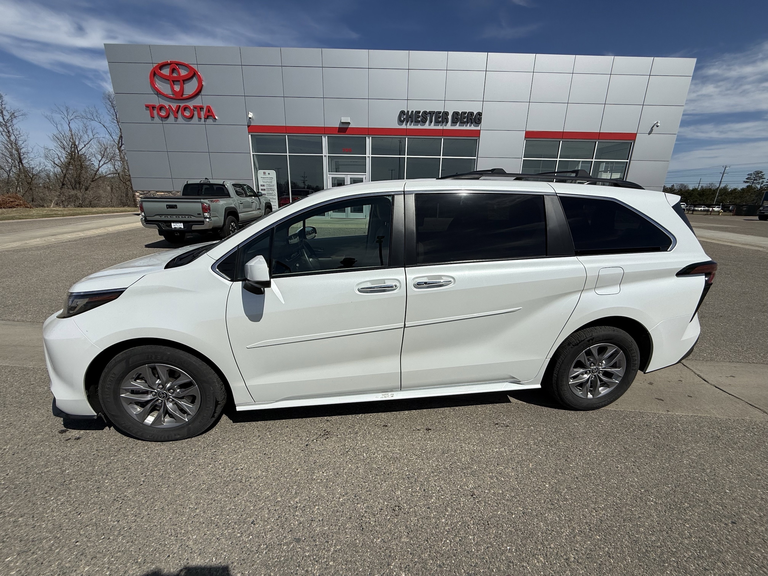 2022 Toyota Sienna XLE 7-Passenger Hybrid AWD's photo