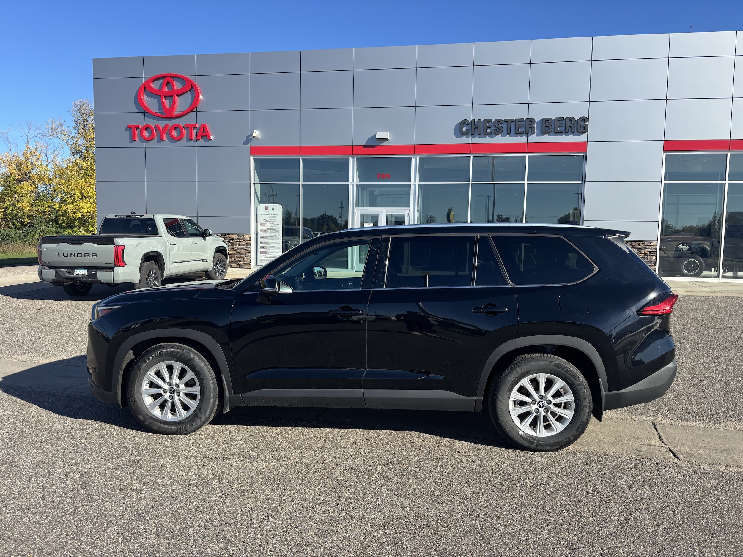Used 2024 Toyota Grand Highlander XLE with VIN 5TDAAAB5XRS004972 for sale in Bemidji, Minnesota