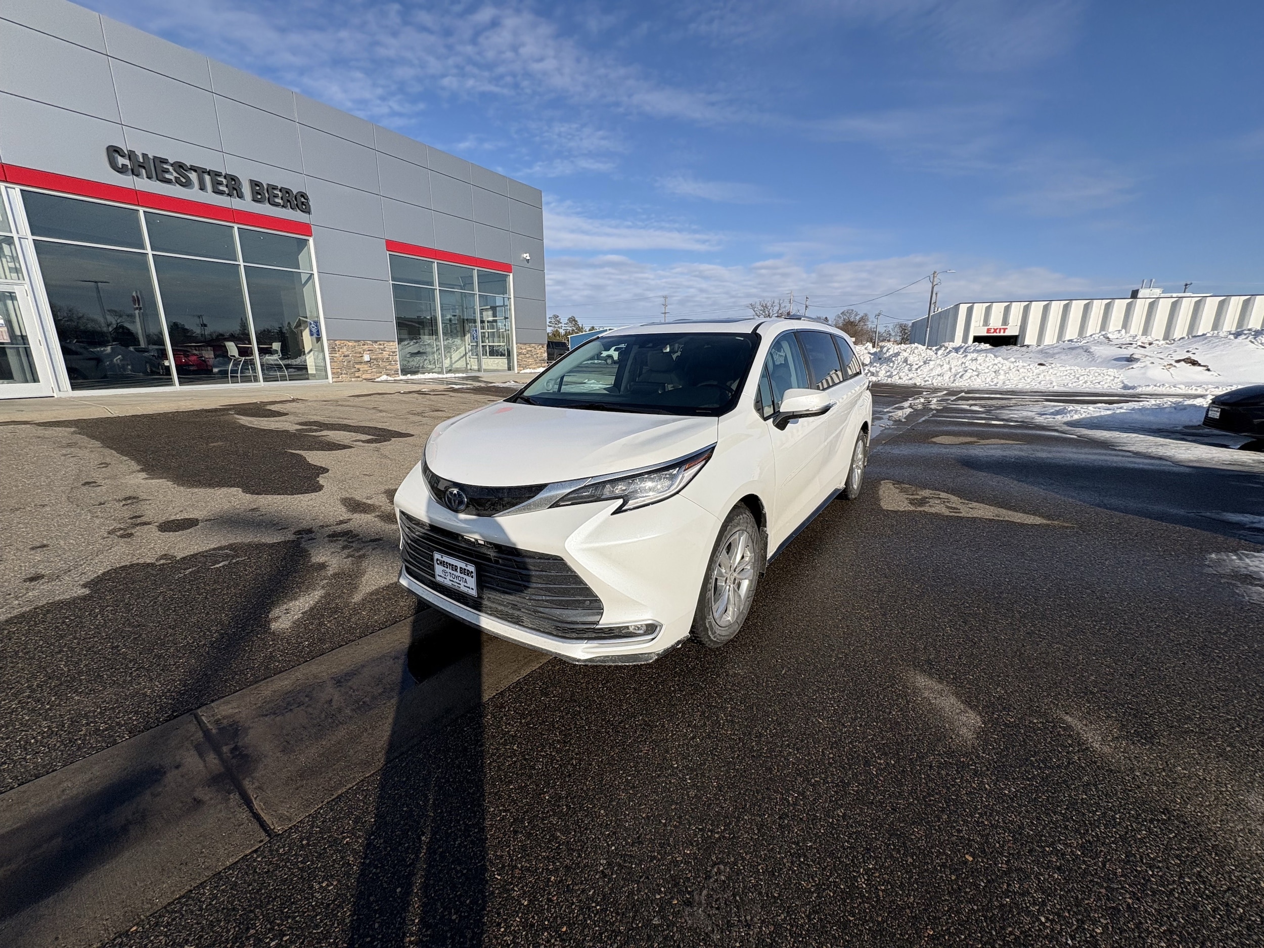 Used 2023 Toyota Sienna Limited with VIN 5TDZSKFCXPS092224 for sale in Bemidji, Minnesota