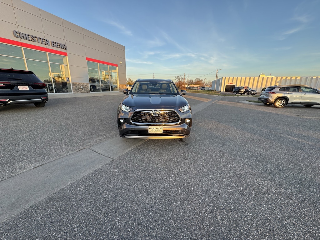 2024 Toyota Highlander Hybrid Platinum photo 2