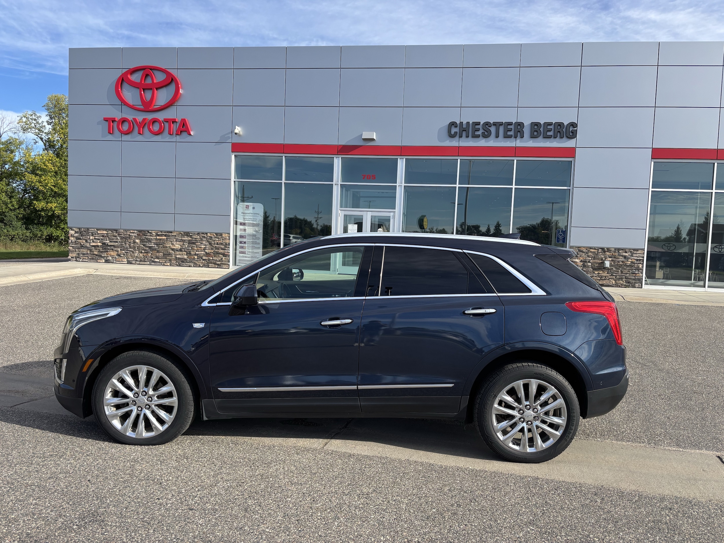 Used 2017 Cadillac XT5 Platinum with VIN 1GYKNFRS8HZ121085 for sale in Bemidji, Minnesota