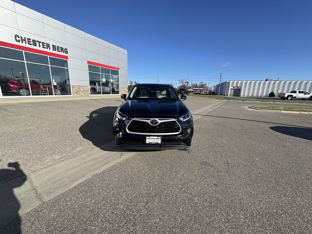 2021 Toyota Highlander XLE photo 2