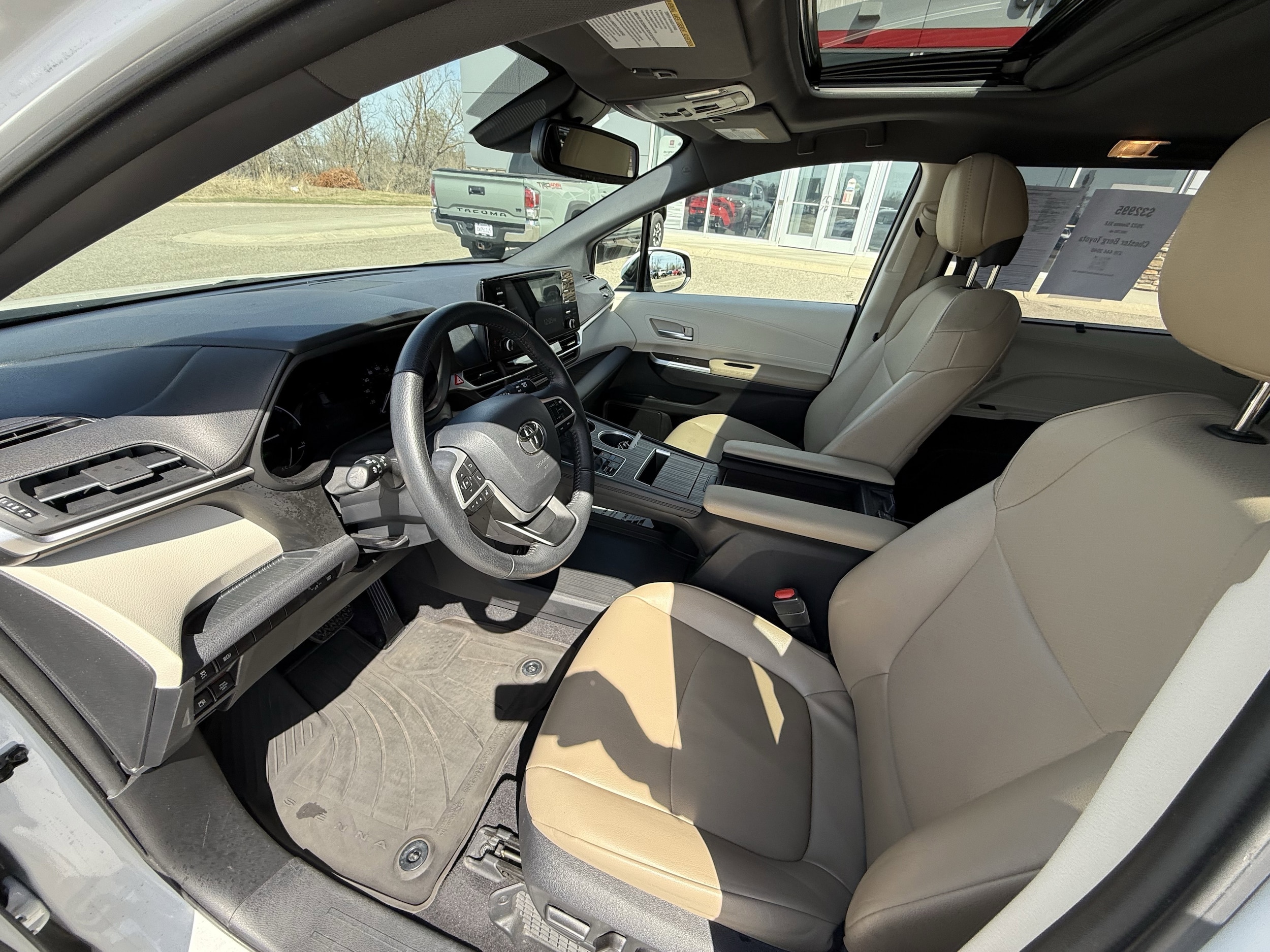 2022 Toyota Sienna XLE - Photo 9