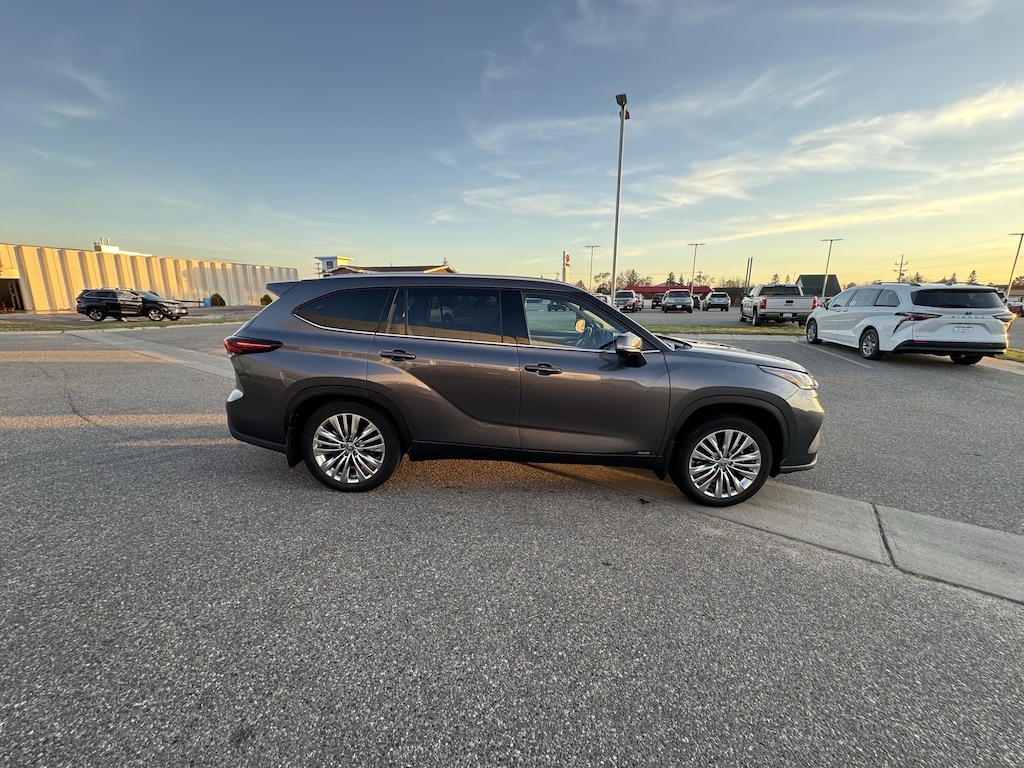 2024 Toyota Highlander Hybrid Platinum photo 4