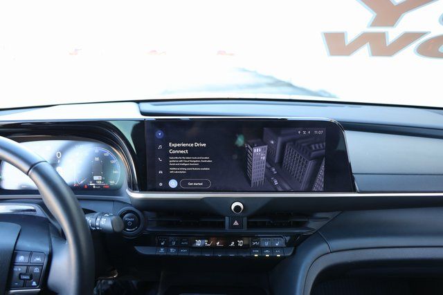2025 Toyota Crown Signia Limited - Photo 17