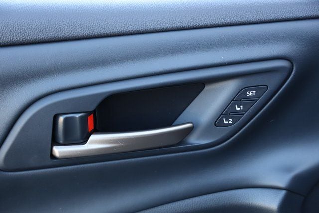 2025 Toyota Crown Signia Limited - Photo 24
