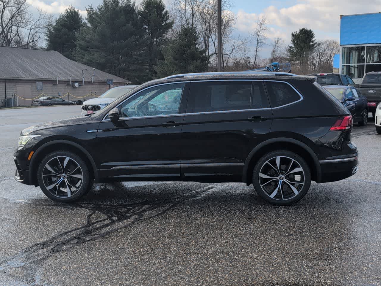 2022 Volkswagen Tiguan SEL R-Line photo 5