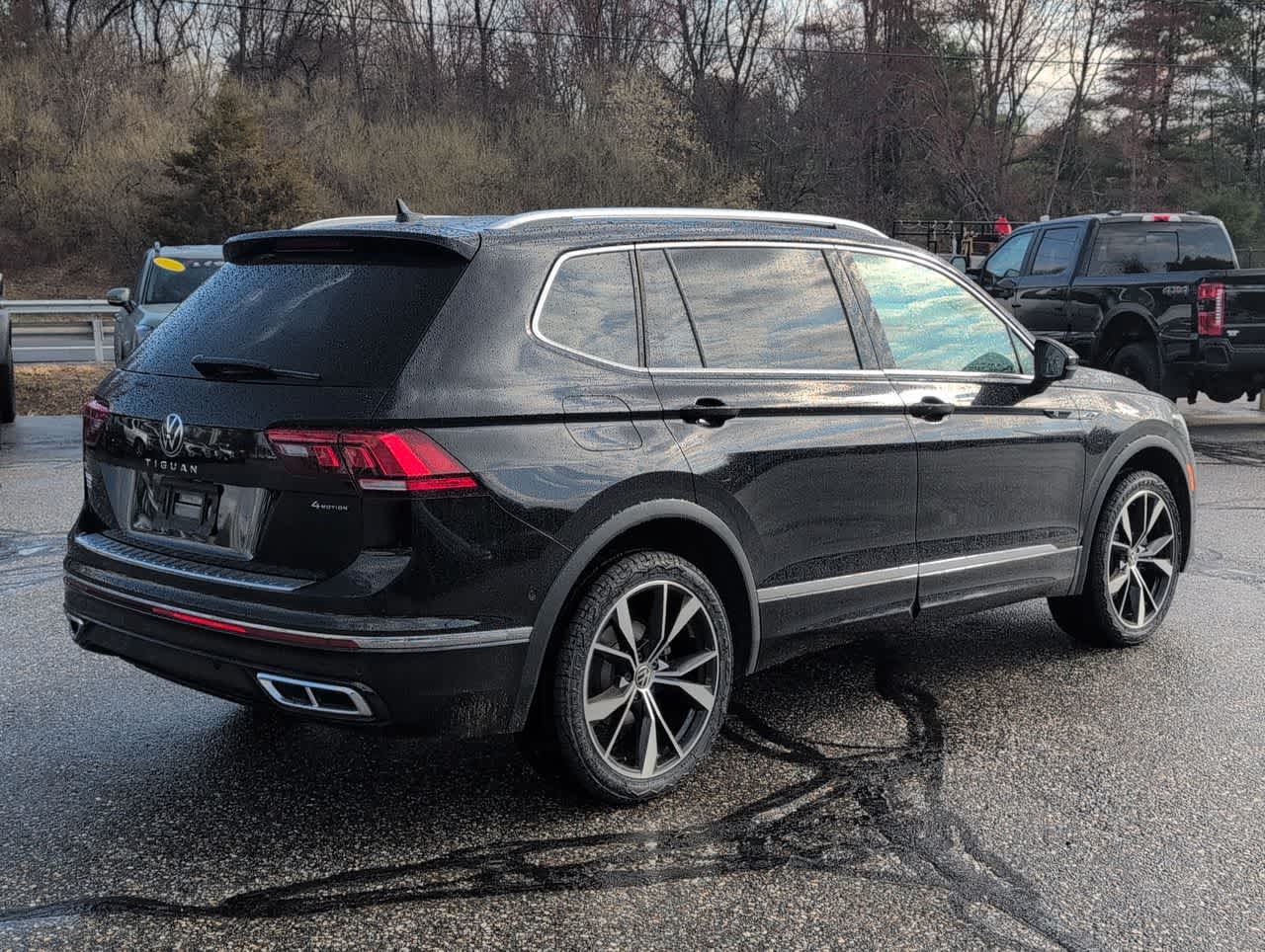 2022 Volkswagen Tiguan SEL R-Line photo 2