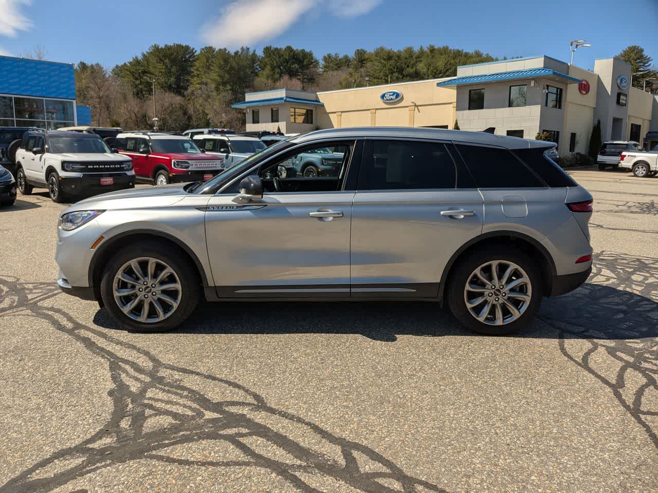 2022 Lincoln Corsair Standard photo 5