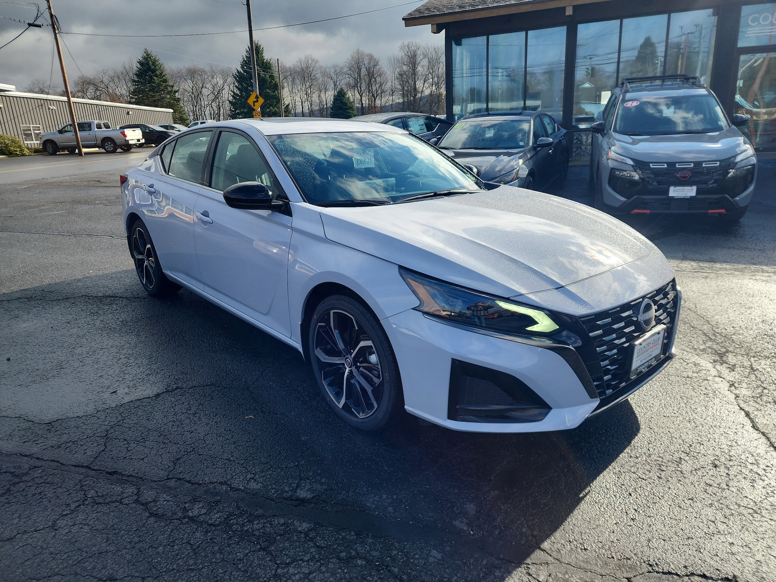 2025 Nissan Altima SR's photo