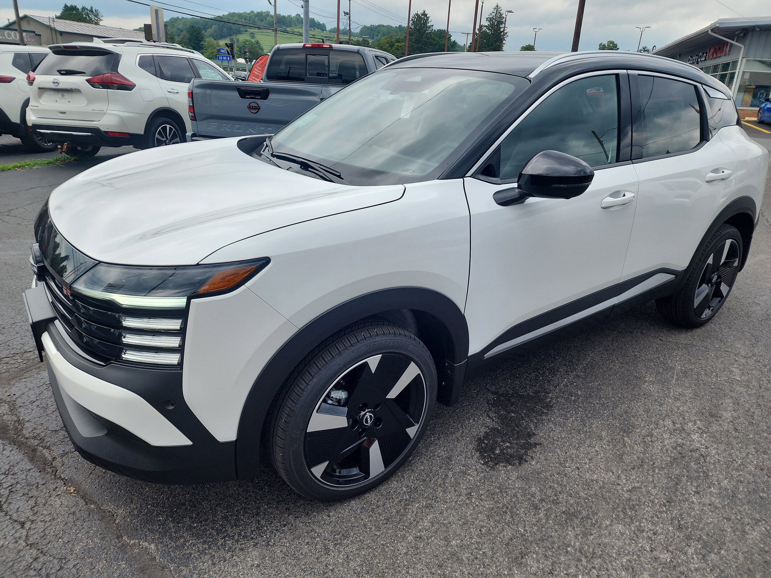 2025 Nissan Kicks SR photo 2