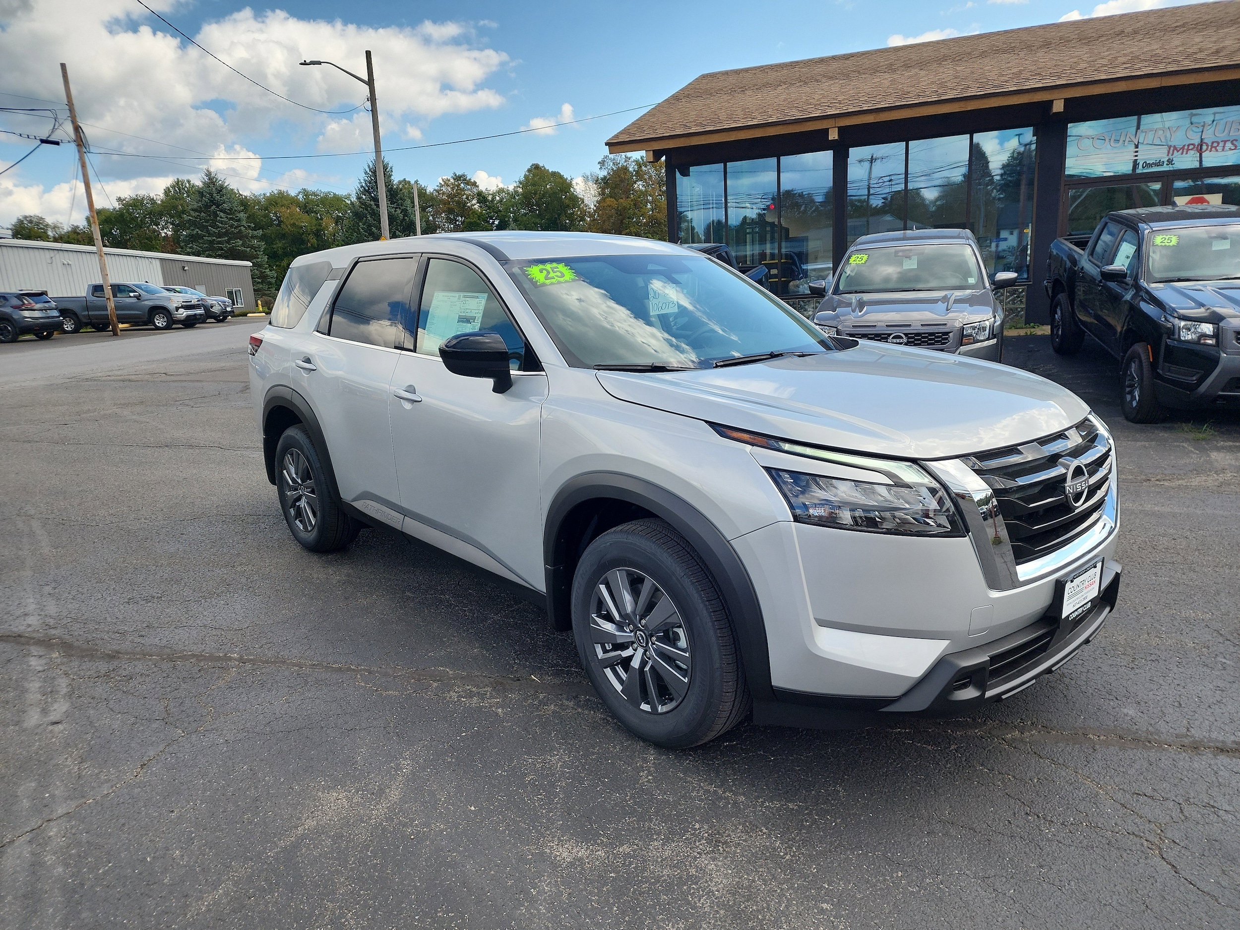 2025 Nissan Pathfinder S's photo