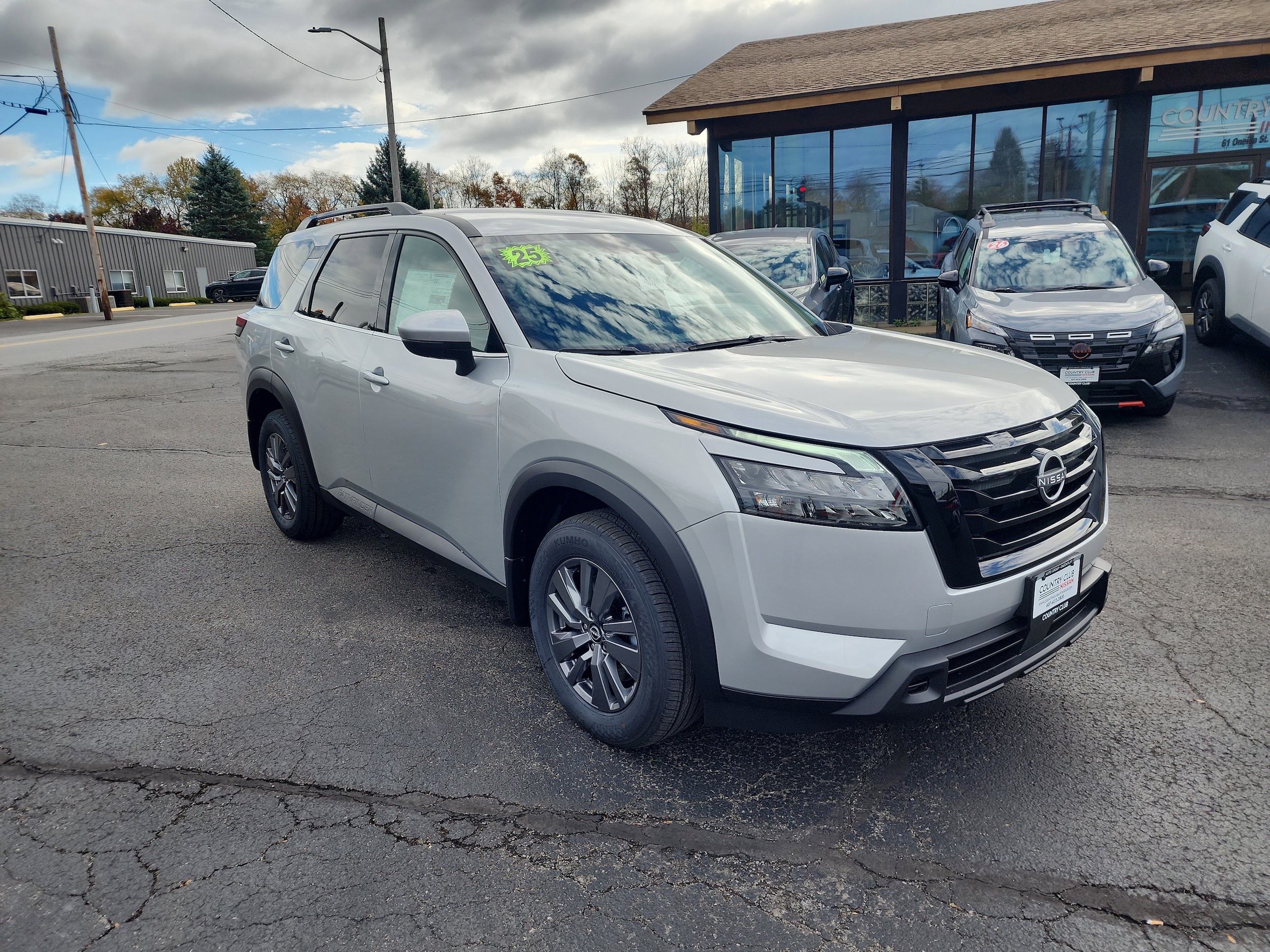 2025 Nissan Pathfinder SV's photo