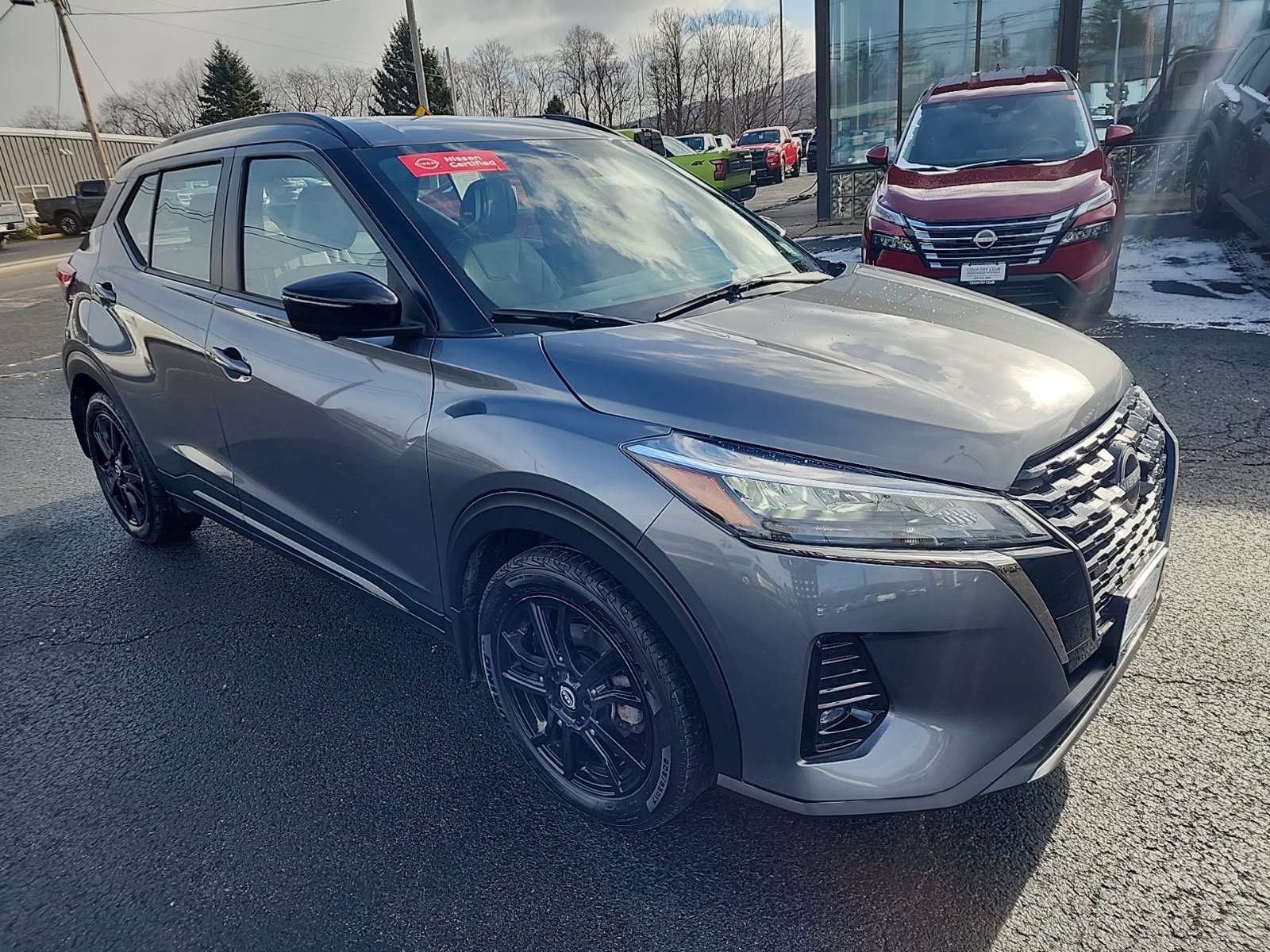 2022 Nissan Kicks SR photo 2