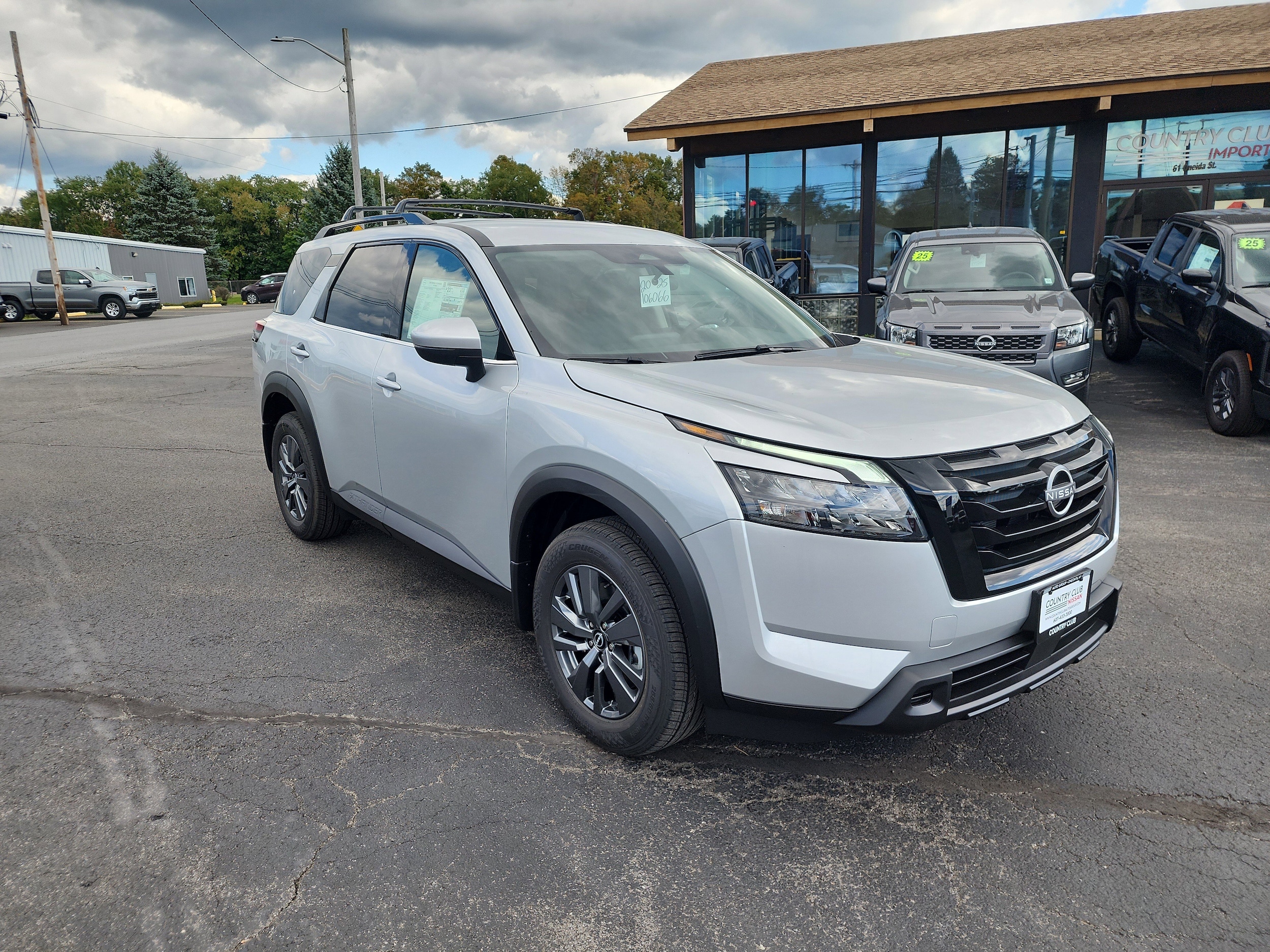 2025 Nissan Pathfinder SV's photo