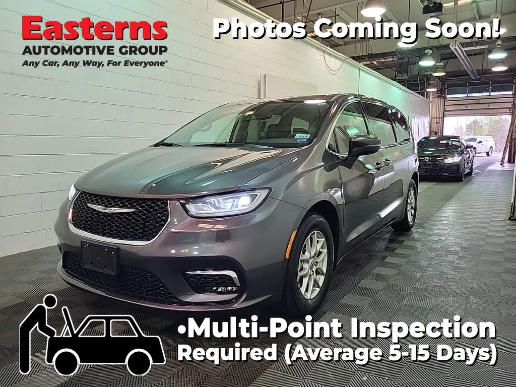 2023 Chrysler Pacifica Touring L's photo