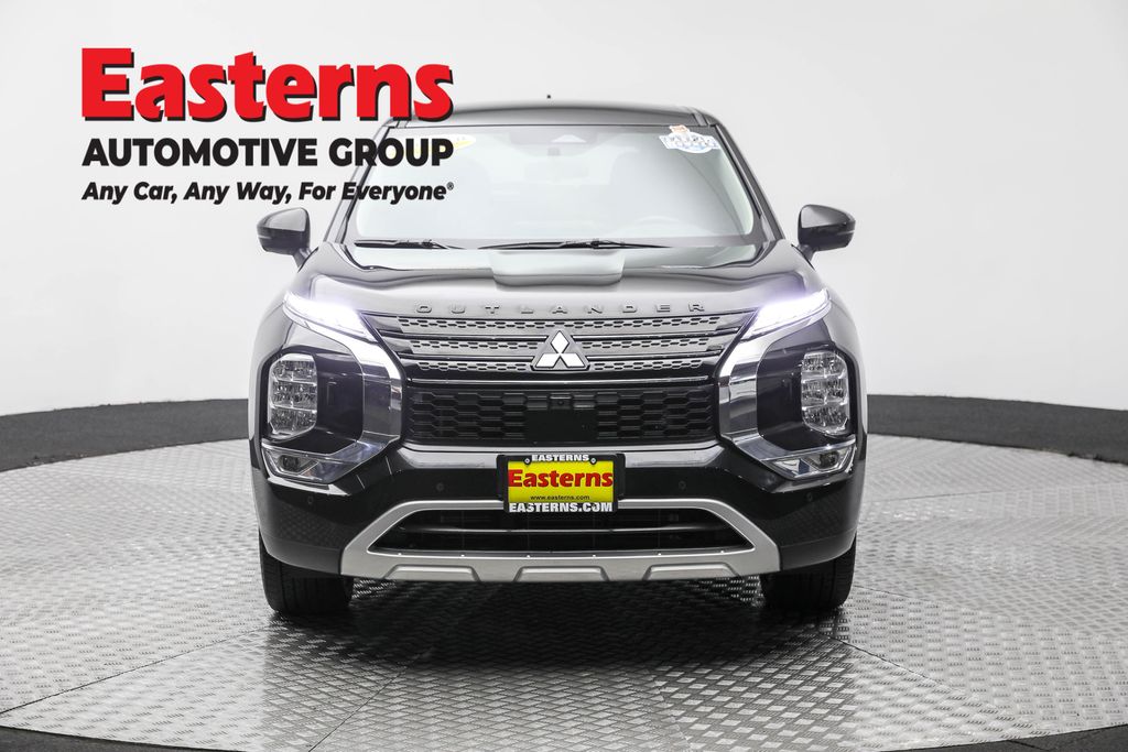 2023 Mitsubishi Outlander SE photo 2