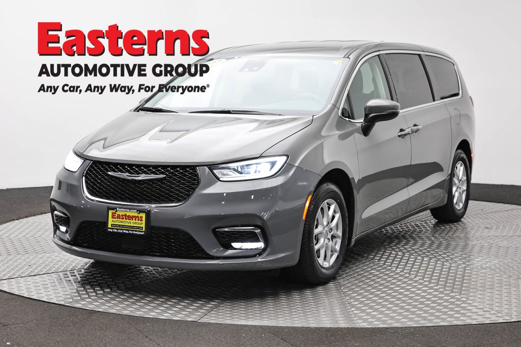 2023 Chrysler Pacifica Touring L's photo