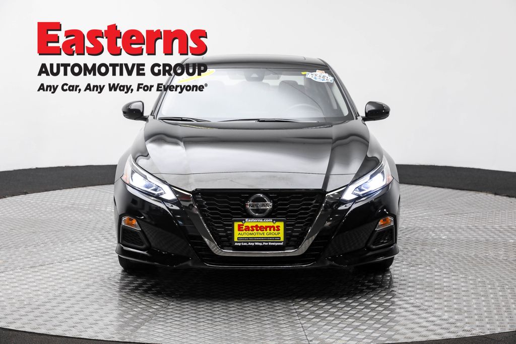 2022 Nissan Altima SR photo 2