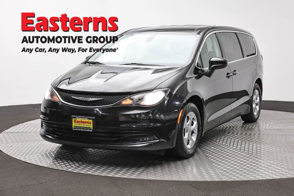 2017 Chrysler Pacifica LX's photo