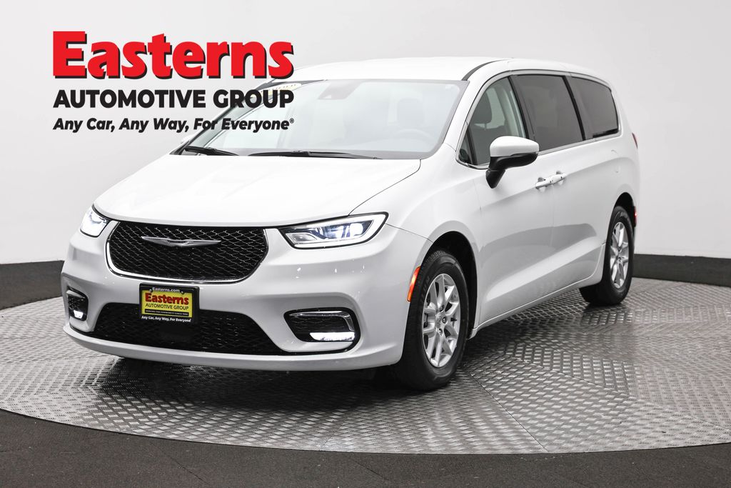 2023 Chrysler Pacifica Touring L's photo
