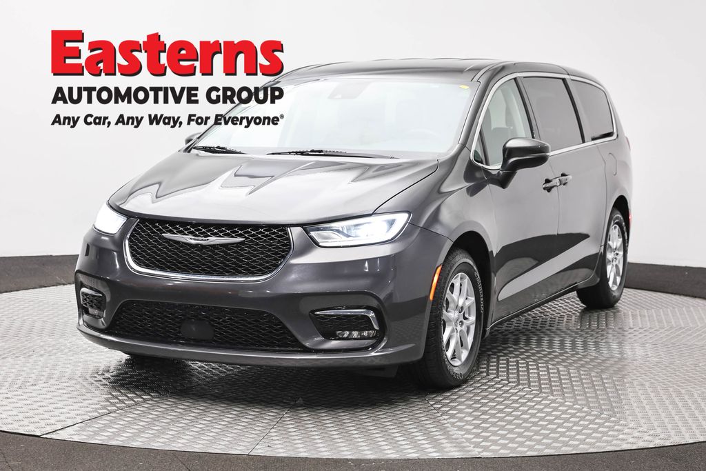 2023 Chrysler Pacifica Touring L's photo