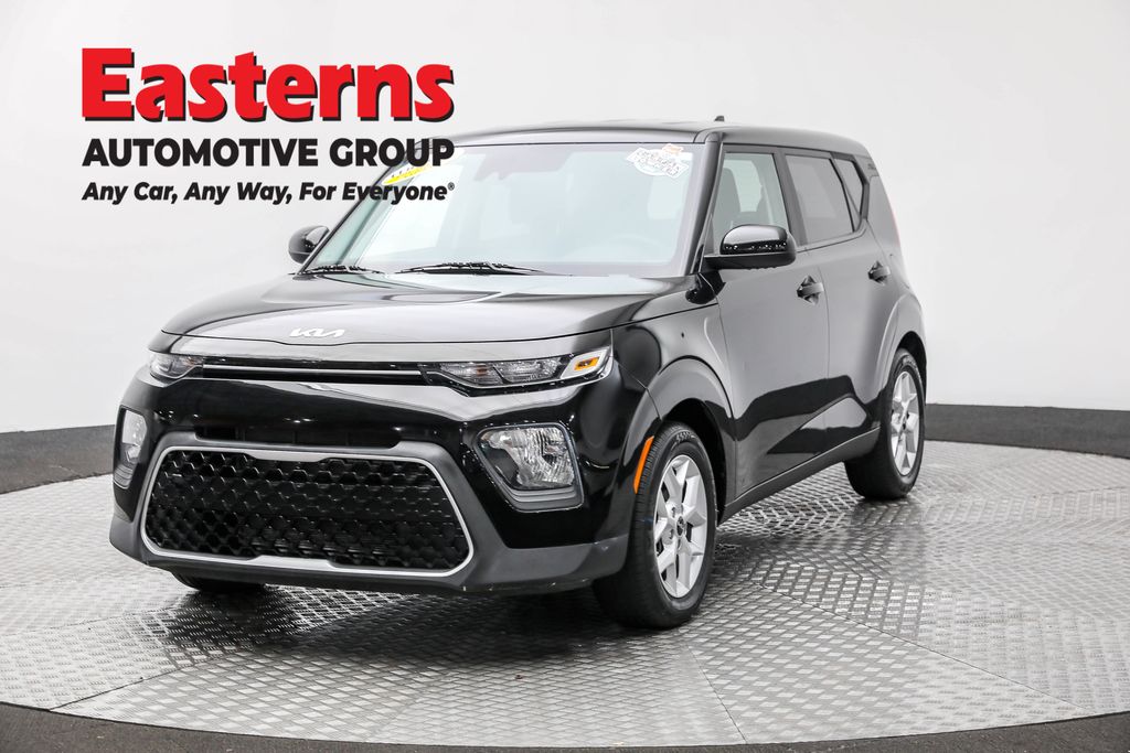 2022 Kia Soul LX's photo