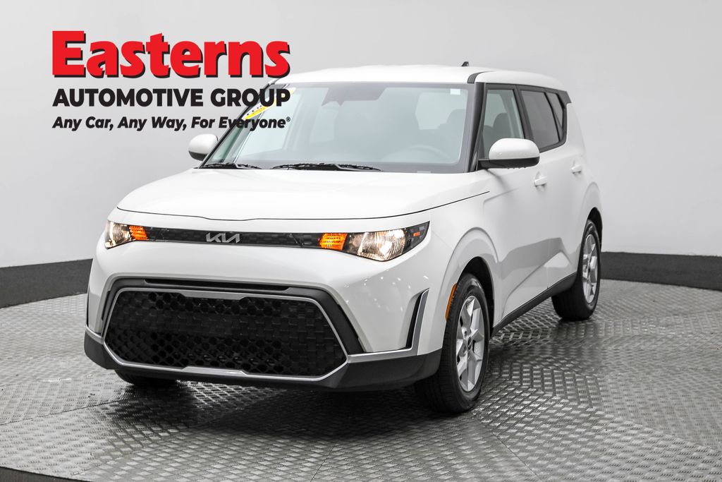 2025 Kia Soul LX's photo