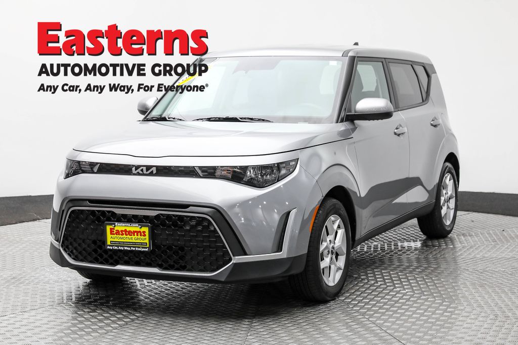 2025 Kia Soul LX's photo