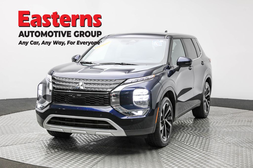 2024 Mitsubishi Outlander SE's photo