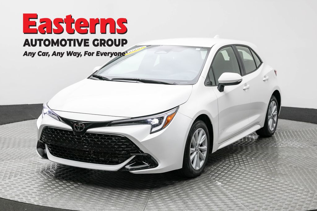 2025 Toyota Corolla Hatchback SE's photo